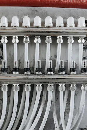 Instaladores de suelo radiante en León colocando las tuberías del circuito hidráulico